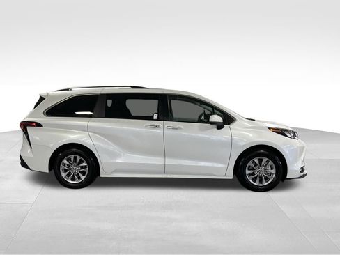 Used 2025 Toyota Sienna XLE w/ XLE Plus Package AWD/4WD image 6