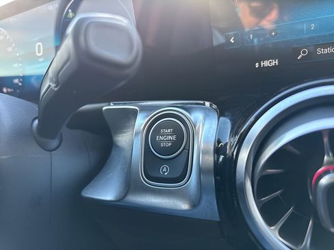 Used 2020 Mercedes-Benz GLB 250 4MATIC w/ Premium Package image 21