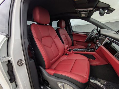 Certified 2025 Porsche Macan AWD/4WD image 25