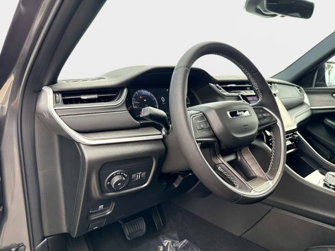 Used 2025 Jeep Grand Cherokee Limited image 20