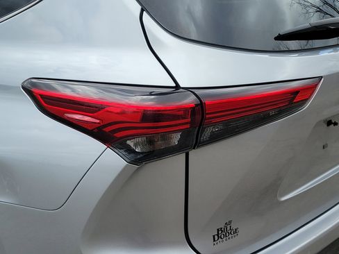 Used 2021 Toyota Highlander Limited AWD/4WD image 11