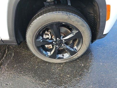 Used 2023 Jeep Grand Cherokee L Limited w/ Black Appearance Package image 10