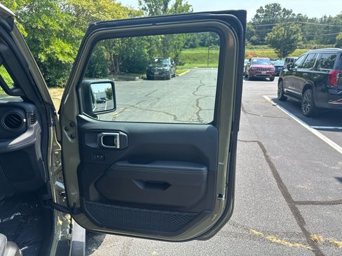 Used 2025 Jeep Wrangler Unlimited Rubicon 392 AWD/4WD image 40