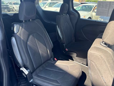 Used 2020 Chrysler Pacifica Touring w/ S Appearance Package FWD image 18