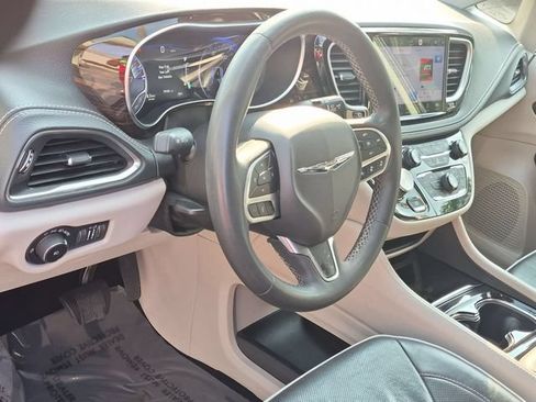 Used 2023 Chrysler Pacifica Limited FWD image 10