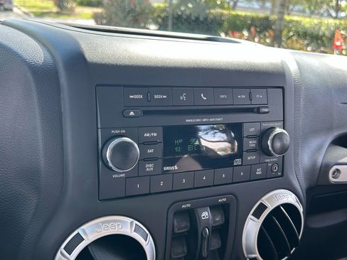 Certified 2017 Jeep Wrangler Unlimited Rubicon w/ Connectivity Group image 32