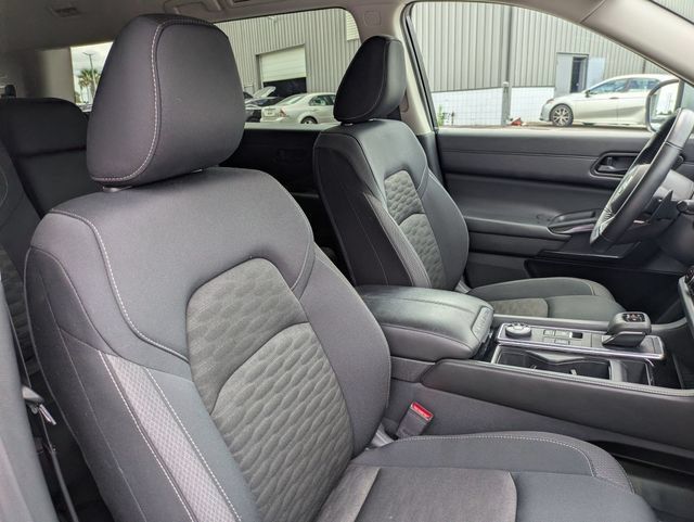 Used 2025 Nissan Pathfinder SV AWD/4WD image 38