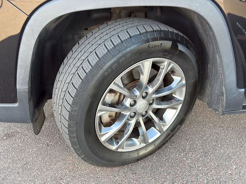 Used 2019 Jeep Cherokee Latitude Plus w/ Comfort/Convenience Group image 9