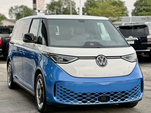 Used 2025 Volkswagen ID. Buzz Pro S RWD image 6