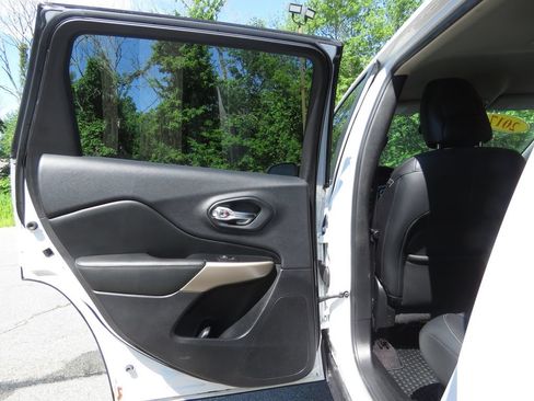 Used 2017 Jeep Cherokee Latitude w/ True North Edition AWD/4WD image 18