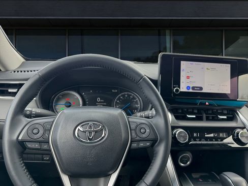 Used 2023 Toyota Venza LE image 3