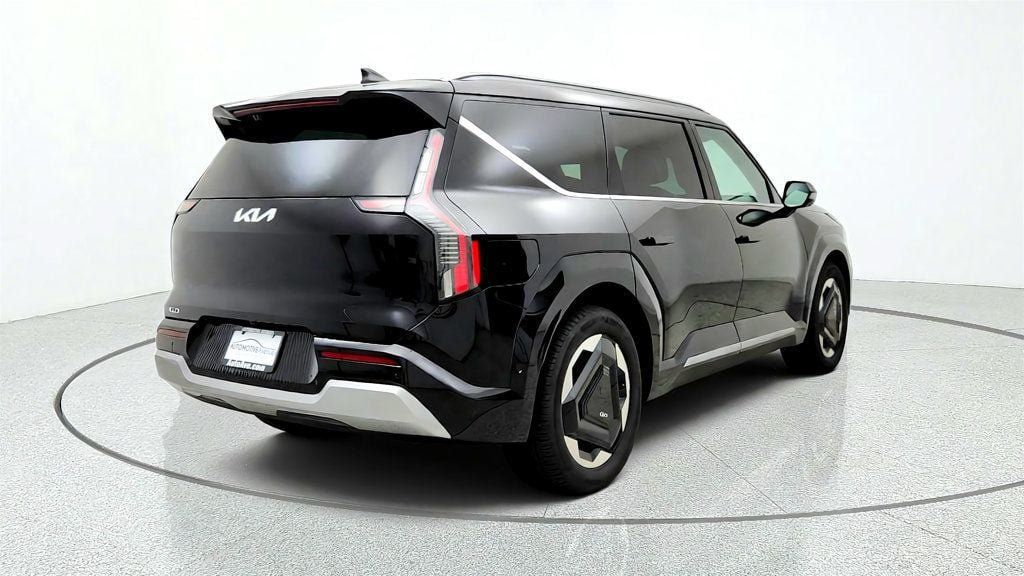 Used 2024 Kia EV9 Land AWD/4WD image 5
