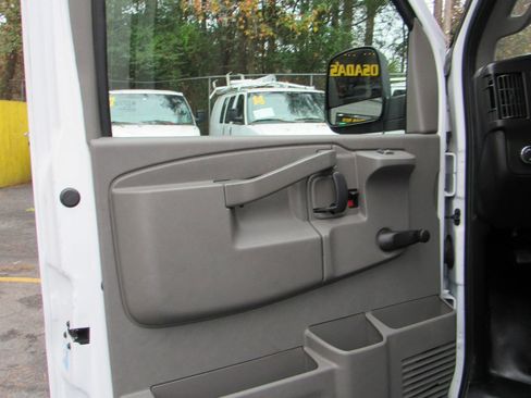 Used 2018 Chevrolet Express 2500 image 9