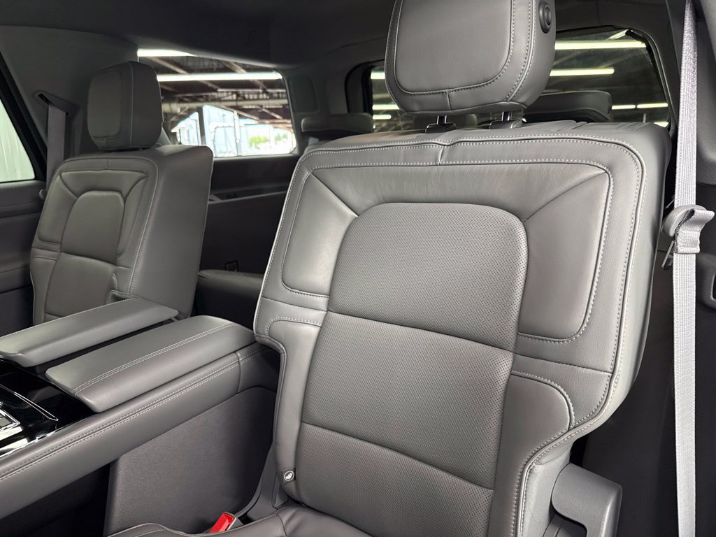 Used 2018 Lincoln Navigator Reserve w/ Technology Package AWD/4WD image 12