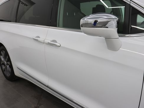 Used 2019 Chrysler Pacifica Limited w/ Tire & Wheel Group image 25