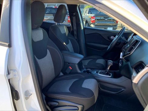 Used 2017 Jeep Cherokee Sport image 9