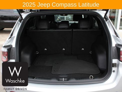 Used 2025 Jeep Compass Latitude AWD/4WD image 16