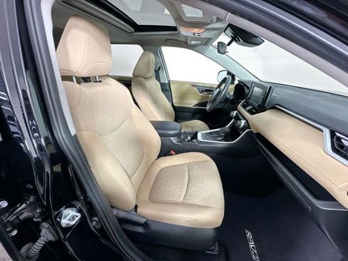 Used 2021 Toyota RAV4 XLE w/ Convenience Package image 27
