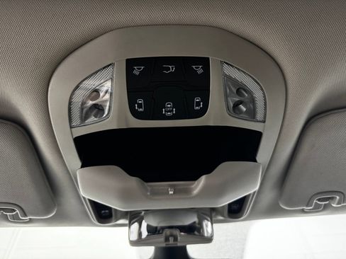 Used 2023 Chrysler Pacifica Limited FWD image 30
