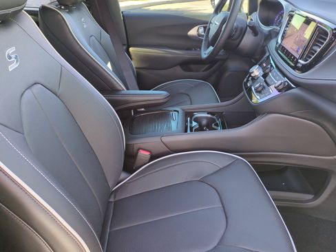 New 2026 Chrysler Pacifica Limited w/ S Appearance Package image 19