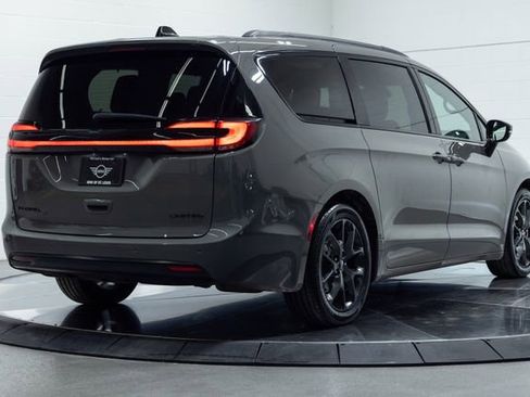 Used 2025 Chrysler Pacifica Limited image 9