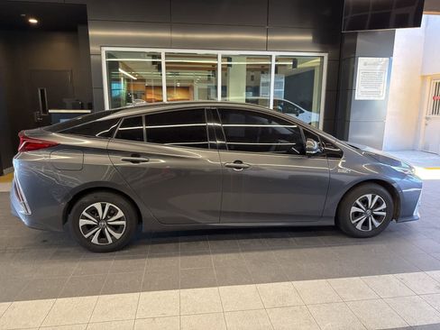 Used 2017 Toyota Prius Prime Advanced image 4