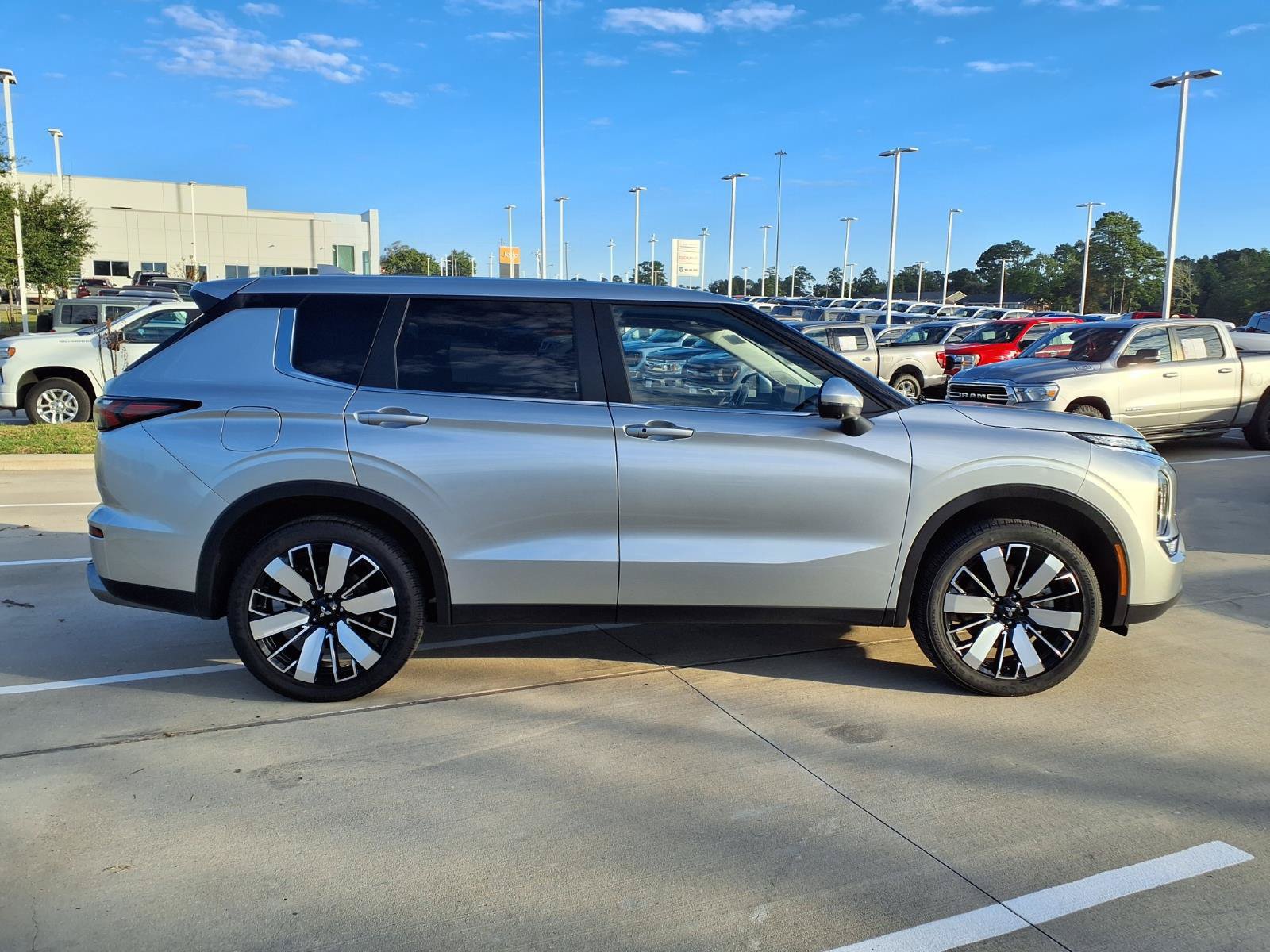 Used 2025 Mitsubishi Outlander SE FWD image 5