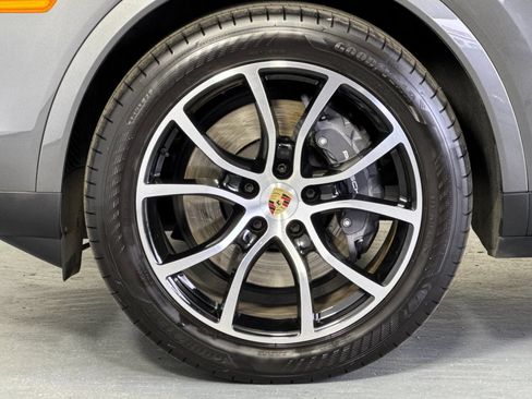 Certified 2024 Porsche Cayenne AWD/4WD image 30