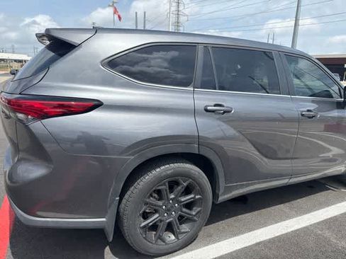 Used 2023 Toyota Highlander L FWD image 5