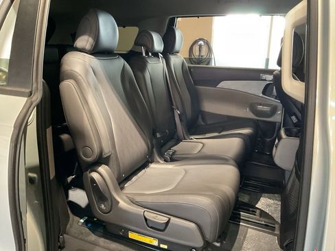 New 2026 Kia Carnival EX FWD image 22
