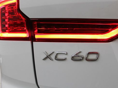 Used 2022 Volvo XC60 B5 Momentum w/ Advanced Package FWD image 31