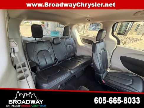 Used 2022 Chrysler Pacifica Touring-L FWD image 12