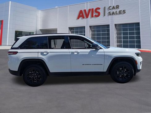 Used 2025 Jeep Grand Cherokee Altitude AWD/4WD image 5