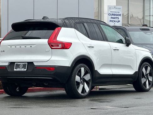 Used 2023 Volvo XC40 Recharge Plus image 2