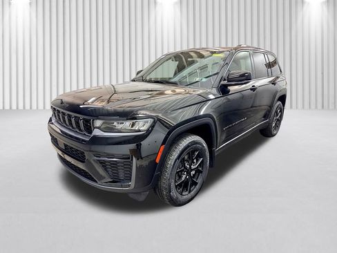 New 2026 Jeep Grand Cherokee Altitude image 10