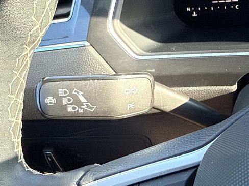 Used 2023 Volkswagen Tiguan SE w/ Panoramic Sunroof Package FWD image 23