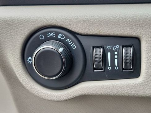 Used 2023 Chrysler Voyager LX FWD image 33
