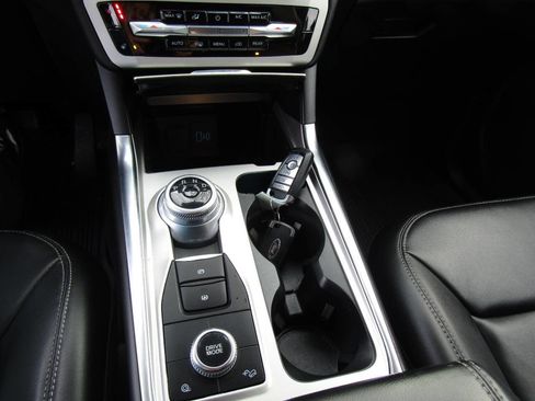 Used 2022 Ford Explorer XLT image 20