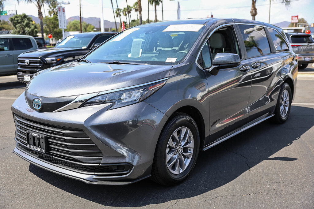 Certified 2025 Toyota Sienna LE FWD image 20