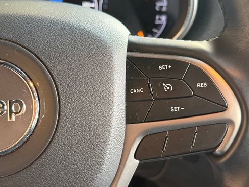 Used 2021 Jeep Grand Cherokee Laredo AWD/4WD image 38