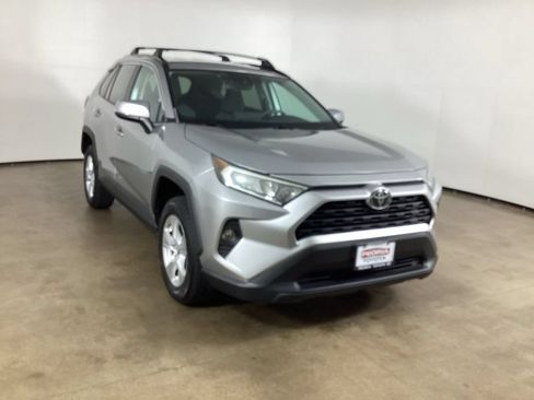 Used 2020 Toyota RAV4 XLE AWD/4WD image 3
