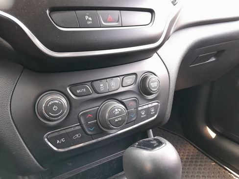 Used 2019 Jeep Cherokee Latitude Plus AWD/4WD image 26