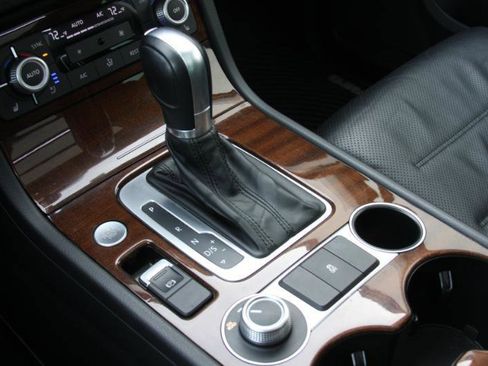 Used 2016 Volkswagen Touareg Sport image 38