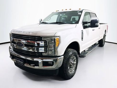Used 2017 Ford F250 Lariat w/ Chrome Package image 3