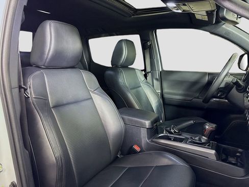 Used 2018 Toyota Tacoma SR5 AWD/4WD image 29