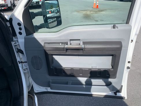 Used 2016 Ford F550 4x4 SuperCab Super Duty image 21
