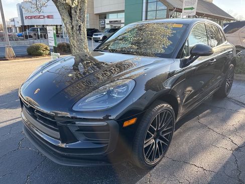 Used 2025 Porsche Macan image 1
