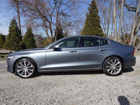 Used 2021 Volvo S60 T6 Momentum w/ Climate Package image 6
