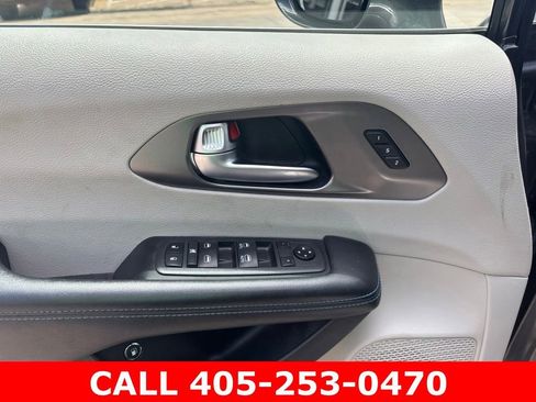 Used 2021 Chrysler Pacifica Touring-L FWD image 16