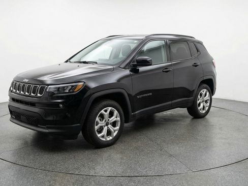 Used 2025 Jeep Compass Latitude AWD/4WD image 3